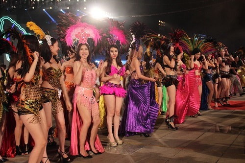 Les belles danseuses flamboyantes du carnaval.
